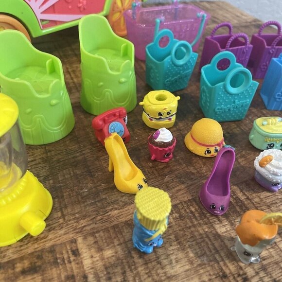 SHOPKINS SMOOTHIE TRUCK Play Set 2 Exclusive Shopkins Blender Stools PLUS More - Picture 4 of 12